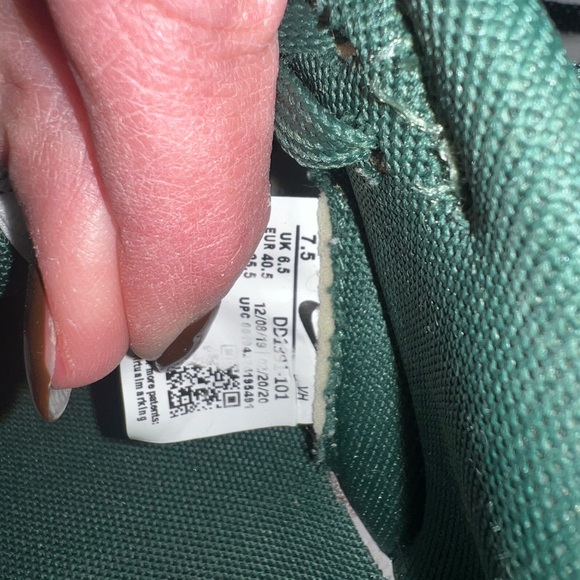 Nike Men's Green and White Dunks - Picture 5 of 5